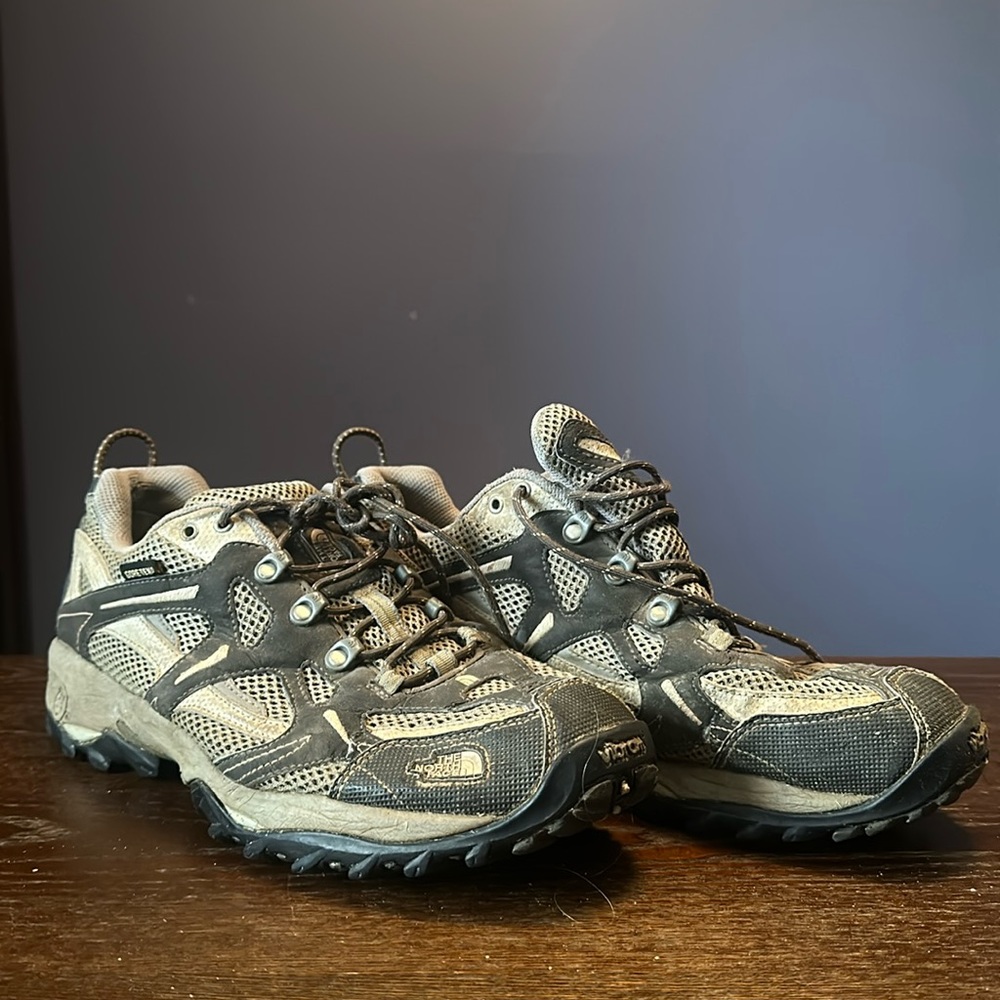 Gortex hiking sneakers